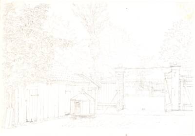 Gårdinteriør med hundehus og åbenstående port