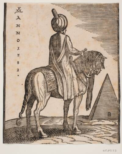 Turbanbærende, ubevæbnet rytter set skråt bagfra; t.h. i baggrunden en pyramide