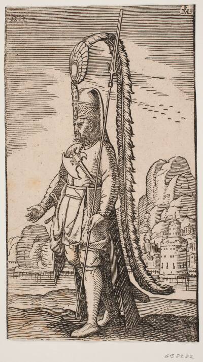 Stående soldat ved en klippekyst, hinsides vandet en by; hans hovedbeklædning er smykket med en ekstremt lang fjerprydelse