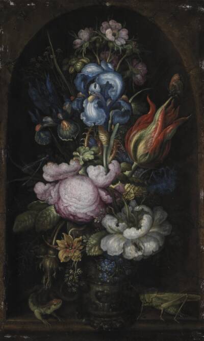 Blomsterbuket i en stenniche