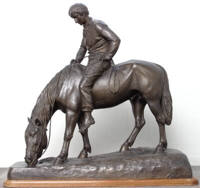 En karl, der rider en hest til vands