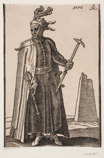 Stående, kappeklædt soldat, frontalt set; i h. nedaddrejede hånd en stridskølle, i v. en stridshammer; på hælene sporer