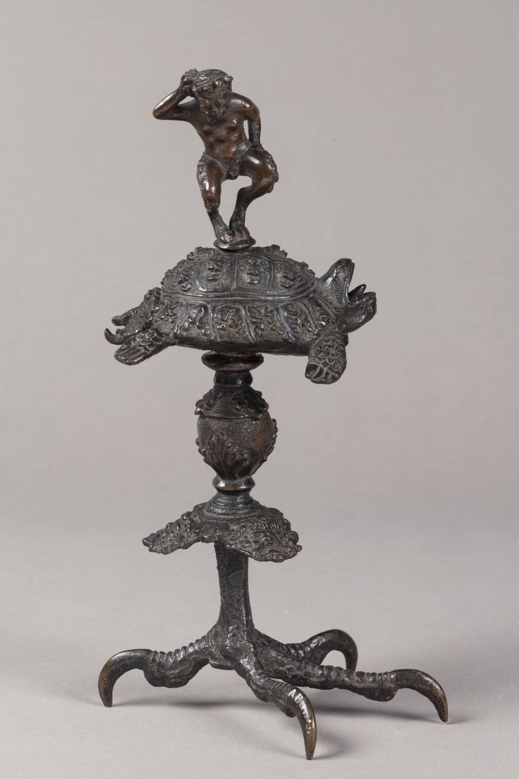 Olielampe (?). Pan-figur dansende på en skilpadde, der hviler på en baluster, som bæres af en rovfugleklo, Ubekendt, 1485-1532