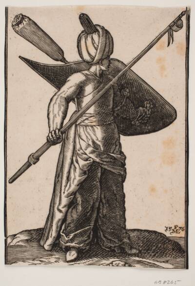 Stående soldat, vendt mod h.; på hovedet turban, i h. hånd en løftet lanse med vimpel under spidsen; på v. arm et skjold med en stofomviklet fjerbusk