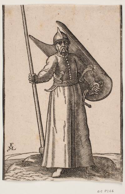 Stående soldat med hjelm på hovedet; i h. hånd en lanse, hvis top er udenfor øvre indramningslinje; på v. arm et krumt skjold, som ses indefra; i bæltet under h. arm en krum dolk, ved v. side et sværd