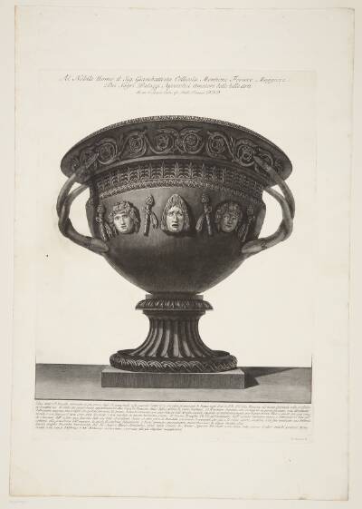 Stor vase af basalt, udsmykket med masker
