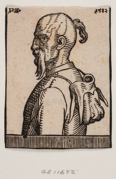Brystbillede af mand med hængende moustache, hestehale og hat hængende i snor om halsen; profil t.v.