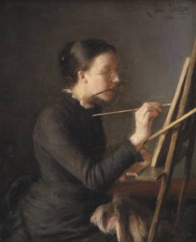 Malerinden Agnes Paulsen, kunstnerens søster, ved staffeliet