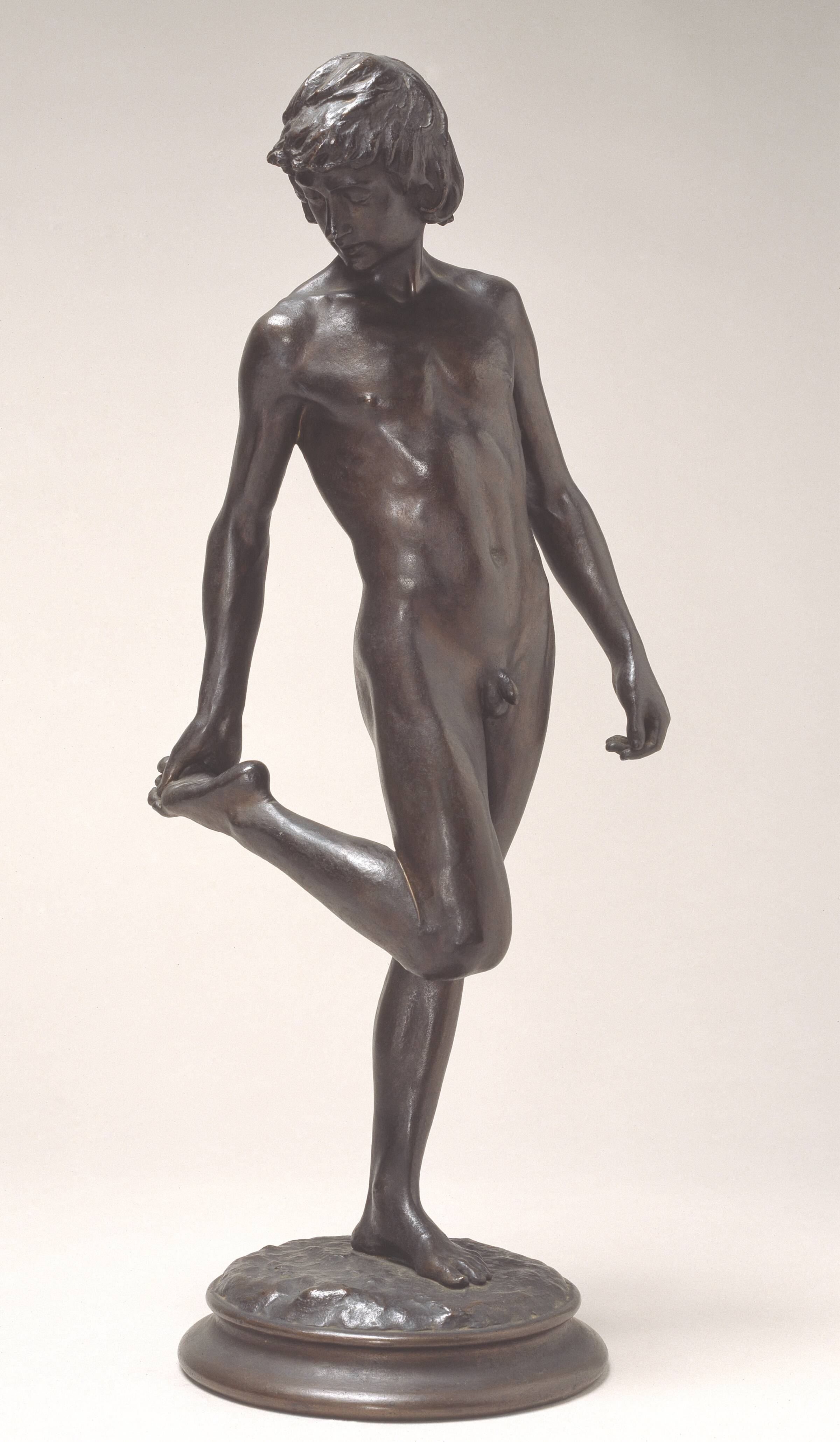 En yngling. Stående nøgen mand, der ser på sin højre fodsål, Carl Aarsleff, 1889