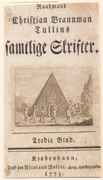 Syv børn danser foran pyramide