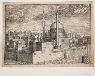 Uidentificeret moské med 2 minareter set fra sydvest; hinsides vandet ses Galata? I nederste h. hjørne en kubisk sten, hvorpå er indridset en kvadratisk geometrisk figur, som måske viser moskéens grundplan