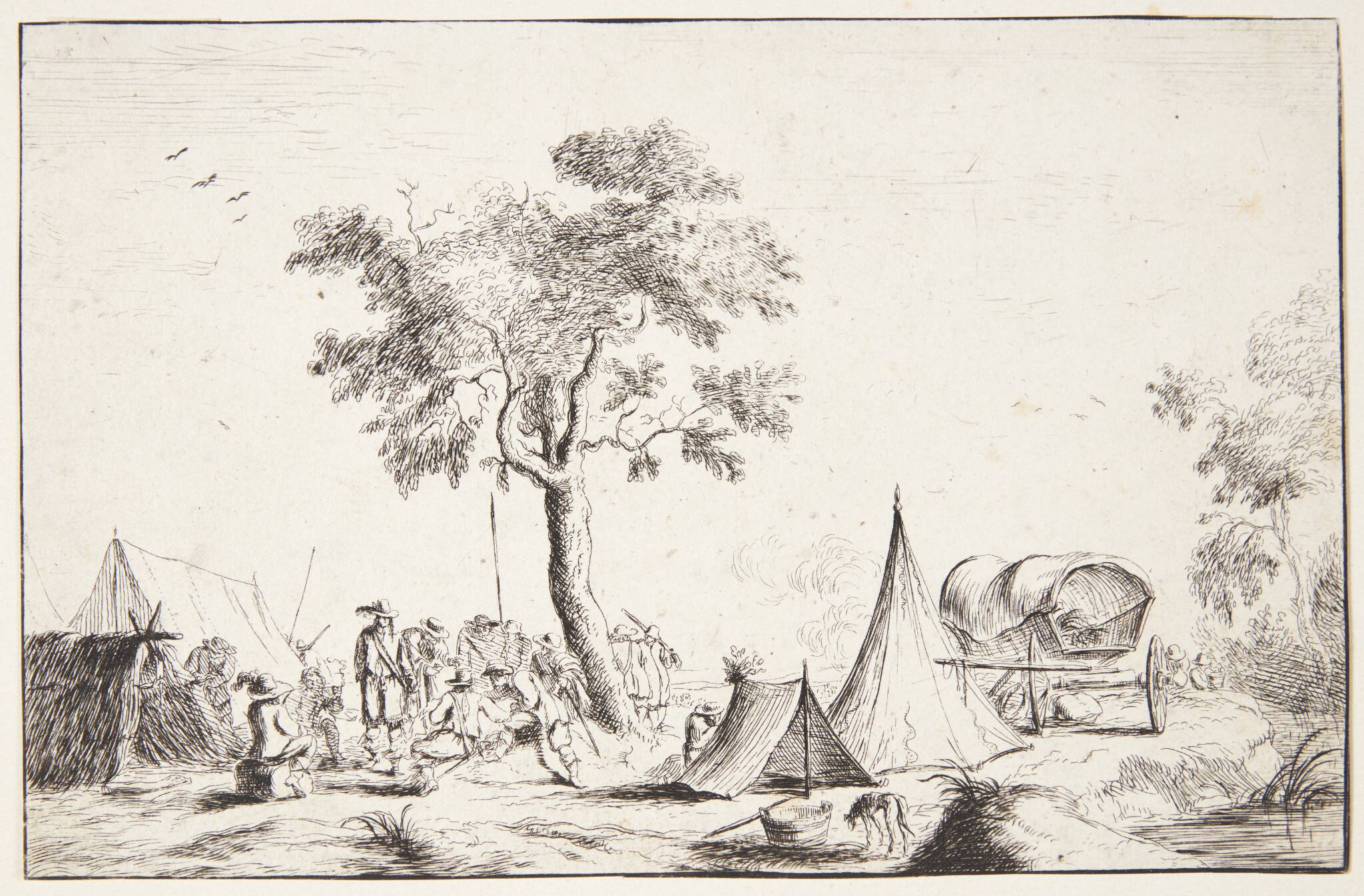 Lejrplads med et træ i midten, t.h. et spidst telt