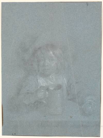 En dreng ved et bord med æble og krus i hænderne
