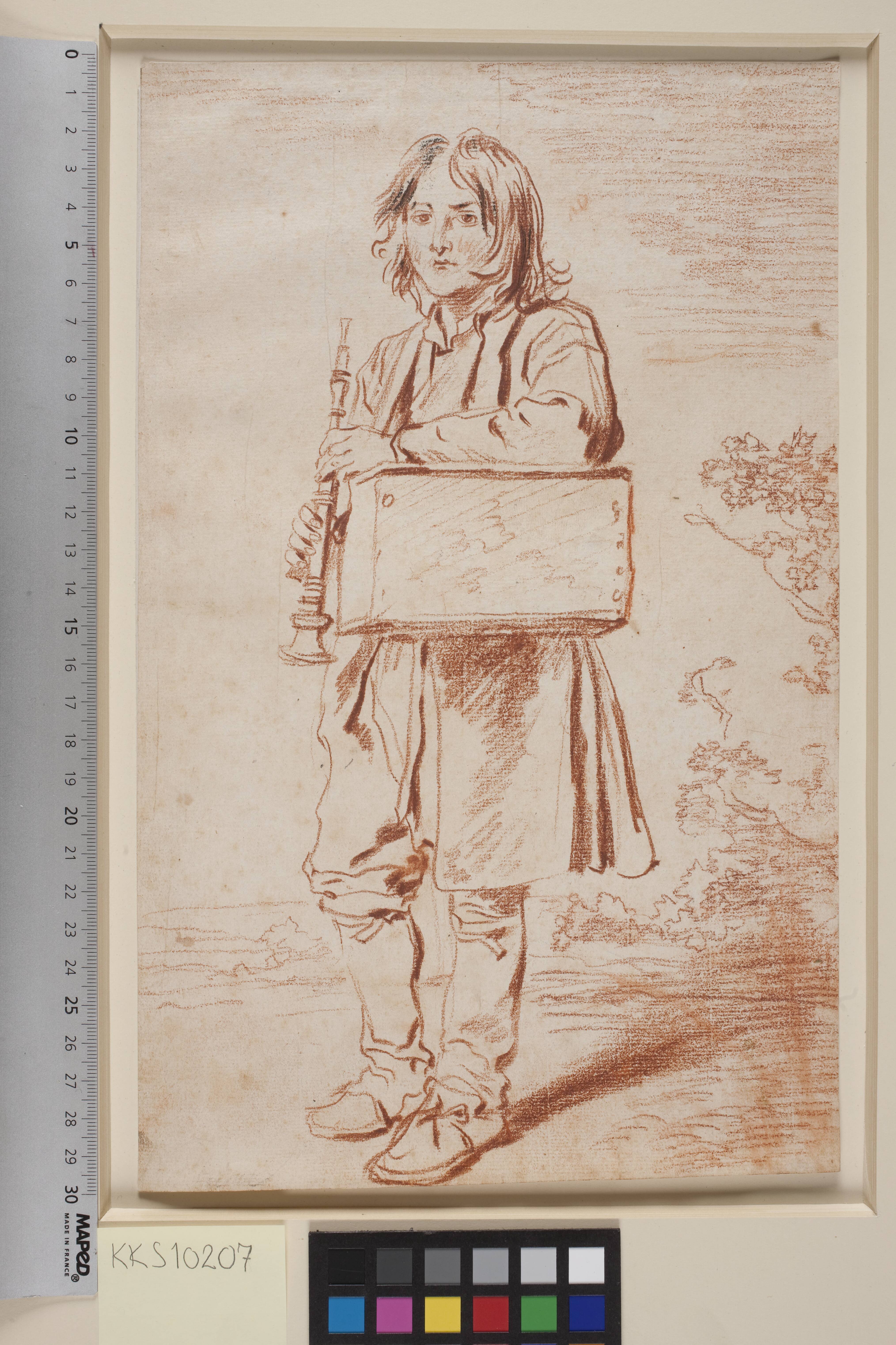 Ung Savoyarder. Helfigur en face t.v., stående, over den ene skulder hænger en kasse med murmeldyret, i hænderne holder han fløjten