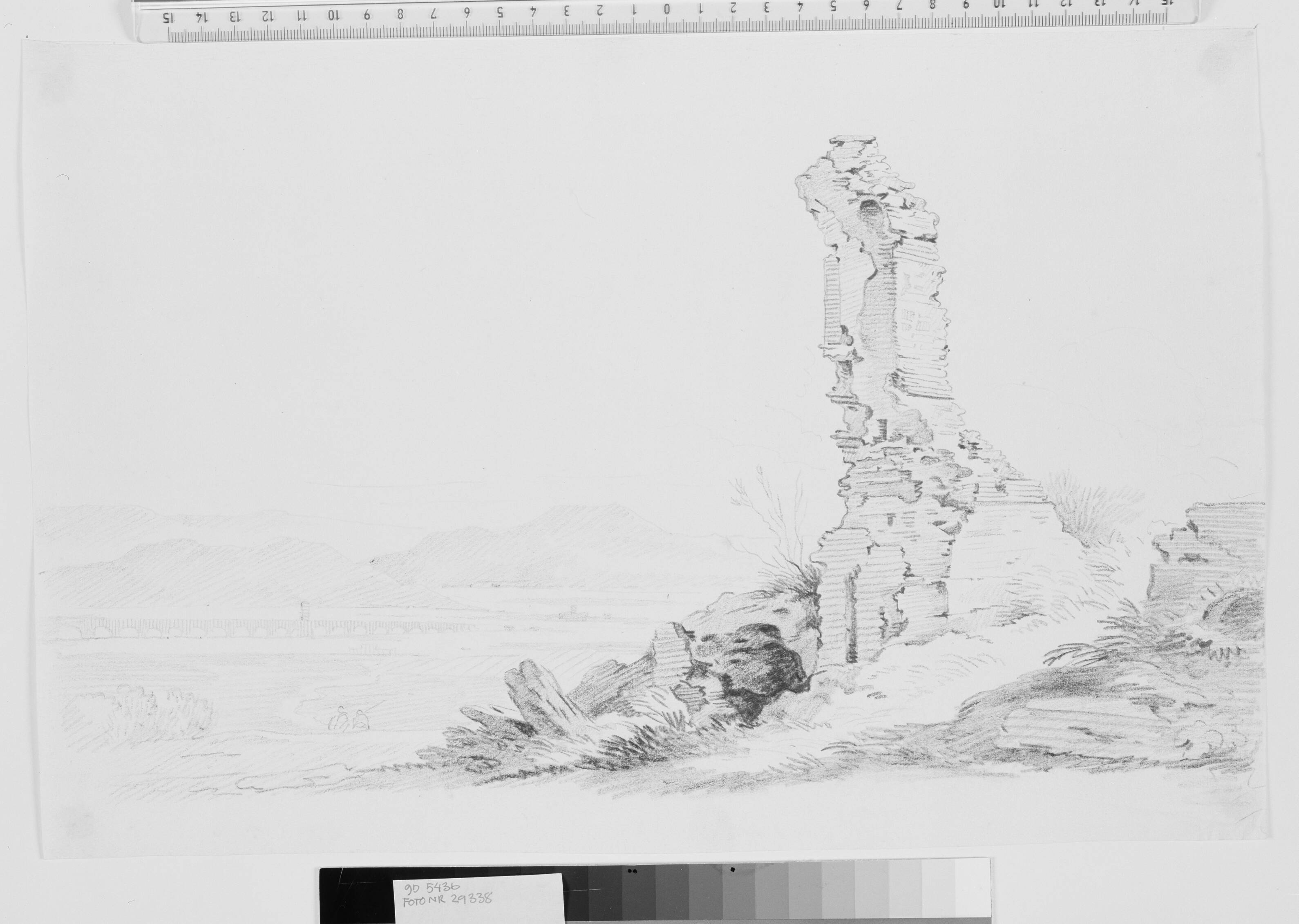 Ruin i forgrunden af landskab med akvadukt (Claudius' akvadukt, Monte Cavo i baggrunden).