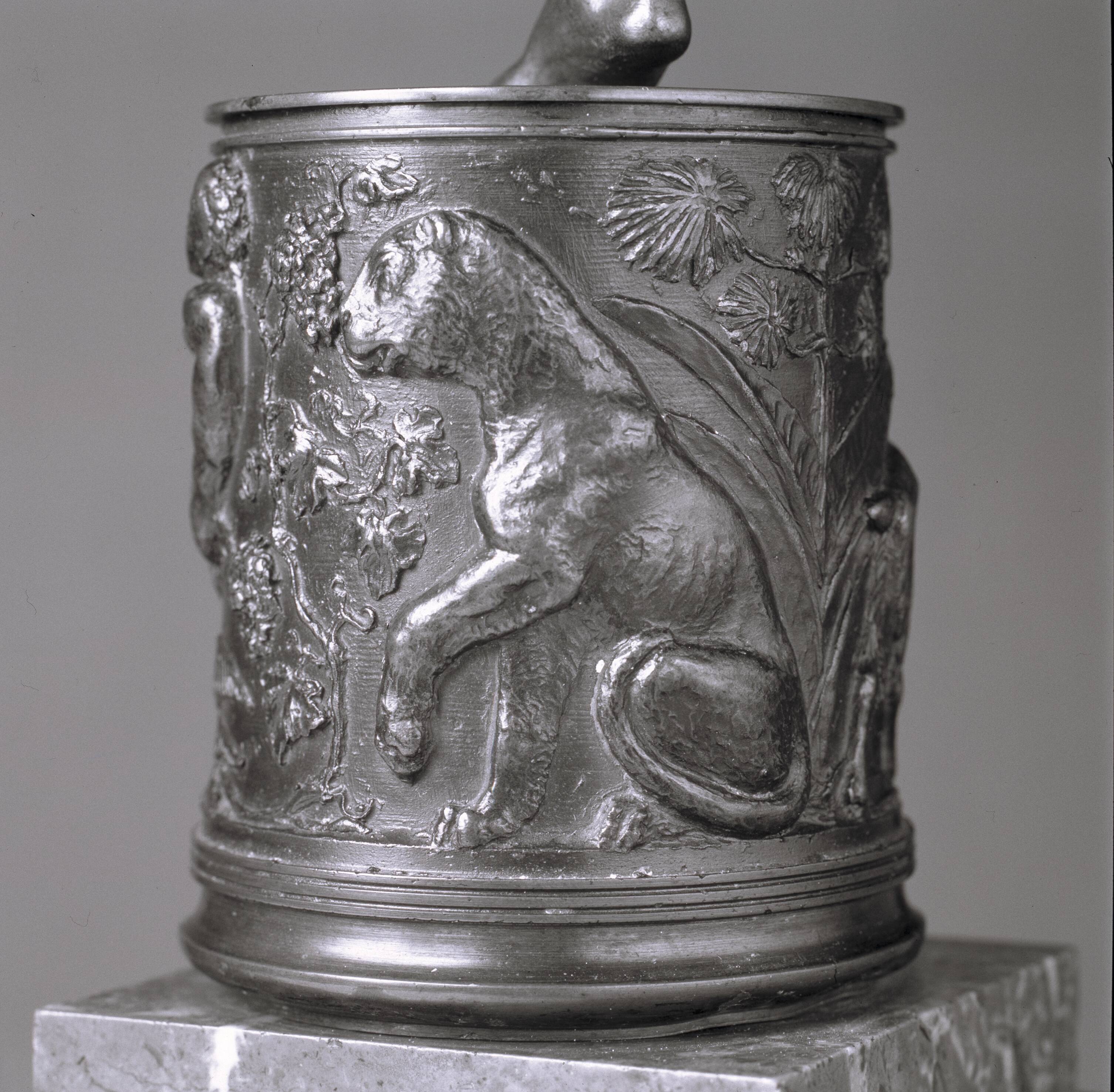 Cylinder med relief, forestillende to satyrer på hver sin side af en vinkrukke, en panter og en ged