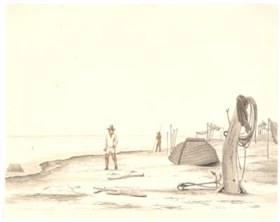 Strandparti med omvendt båd og to fiskere