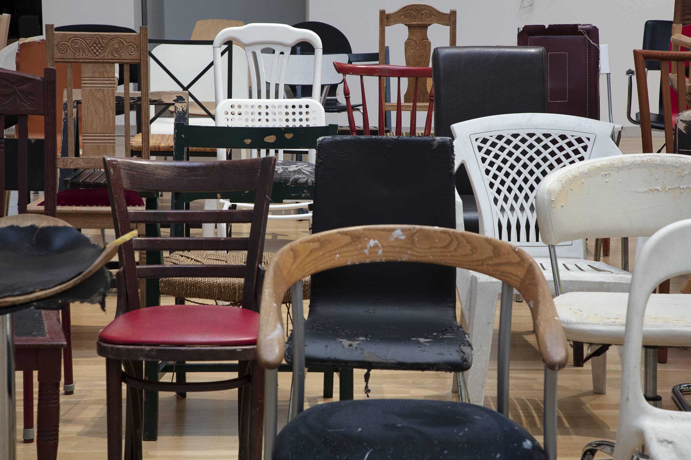 53 stole fundet i storskrald i fem baggårde, Nørrebro, København, april–maj, 2019, Molly Haslund, 2019