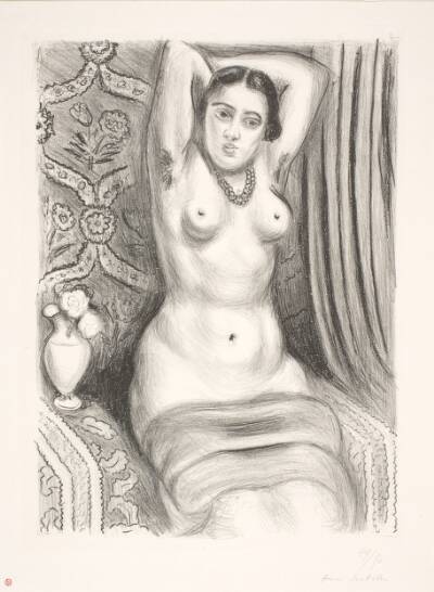 Siddende, kvindelig nøgenmodel med armene foldet bag ryggen (odalisque)