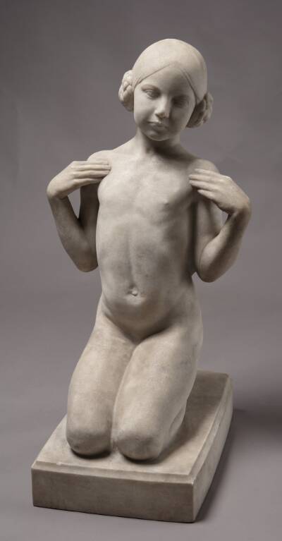 Barnefigur. Knælende nøgen pige med hænderne på skuldrene, Olga Wagner, 1911