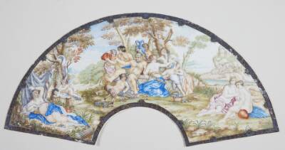 Vifteformet blad. I midten Pan med nymfer og bacchusbarnet (?) ved en perse, t.h. og v. hvilende kvindefigurer