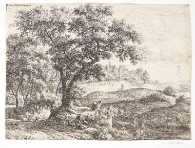 Landevej med figur, der gør holdt, i baggrunden en landsby