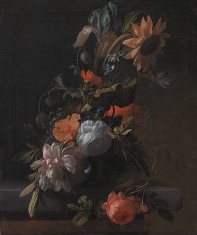 En skål med blomster