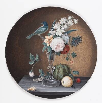 Et glas med blomster på et bord, ved siden ligger et æble, et kirsebær, en melon, en ribsklase, på glassets rand sidder en lille fugl, svensk bogfinke.