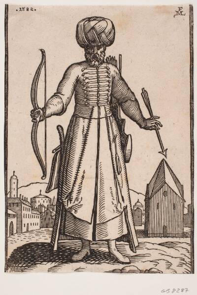 Frontalt set turbanbærende soldat med udbredte arme, stående på en åben plads i en by; i h. hånd holder han en bue, i v. en pil; bag v. skulder et pilekogger, ved h. side en sabel