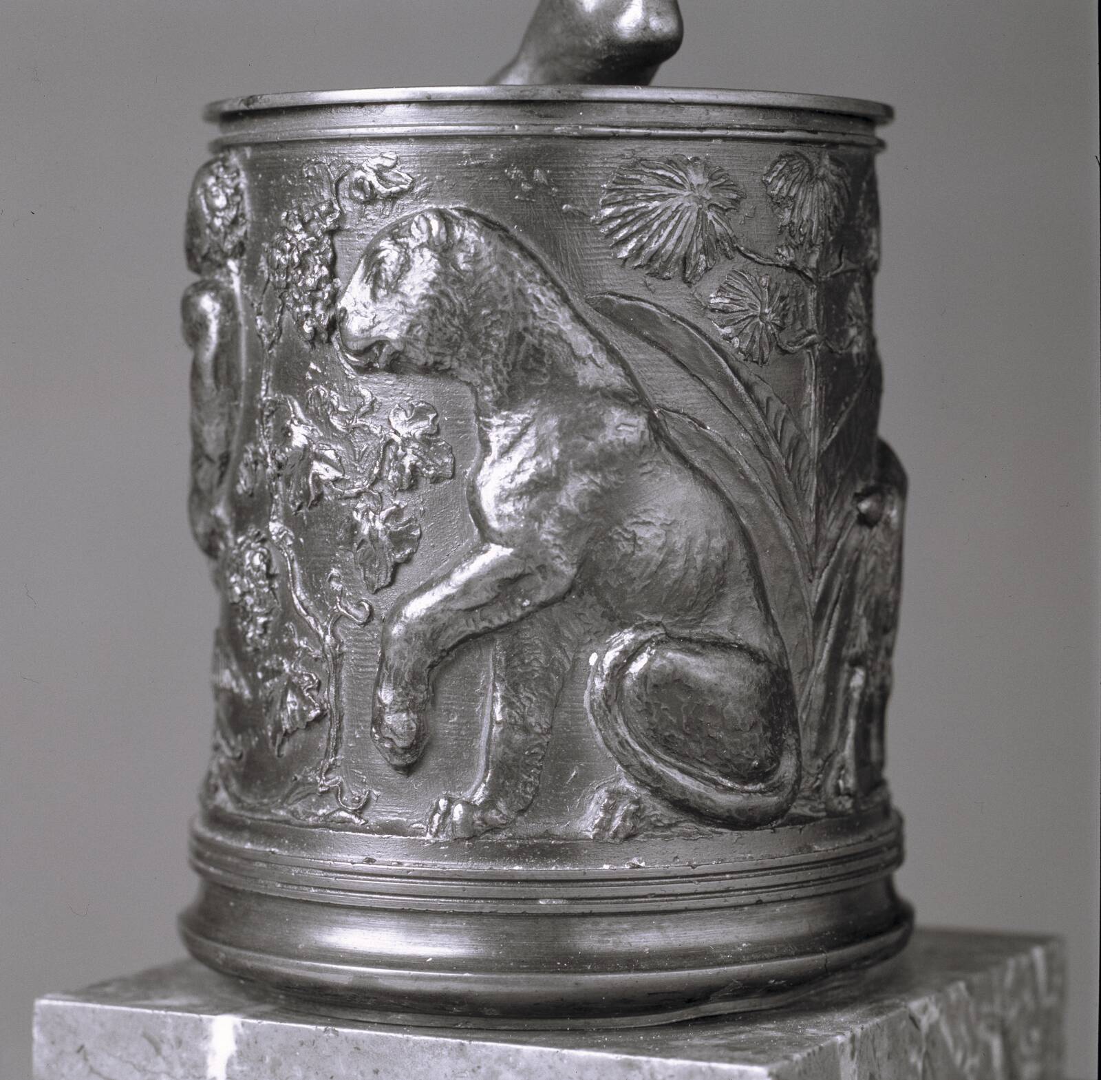 Cylinder med relief, forestillende to satyrer på hver sin side af en vinkrukke, en panter og en ged, by C.C. Peters, 1853
