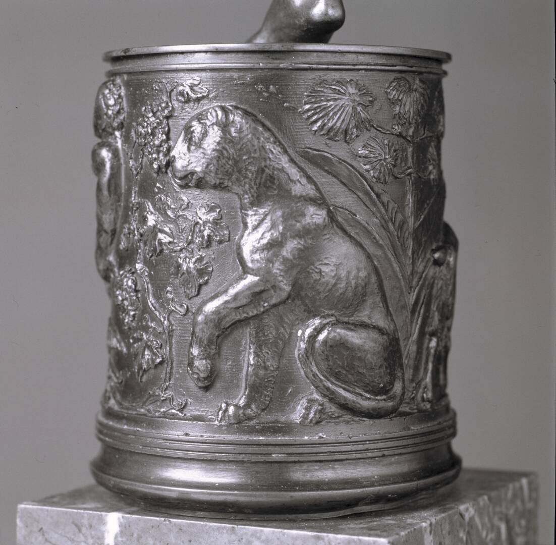 Cylinder med relief, forestillende to satyrer på hver sin side af en vinkrukke, en panter og en ged, by C.C. Peters, 1853