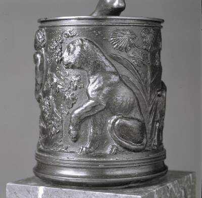 Cylinder med relief, forestillende to satyrer på hver sin side af en vinkrukke, en panter og en ged