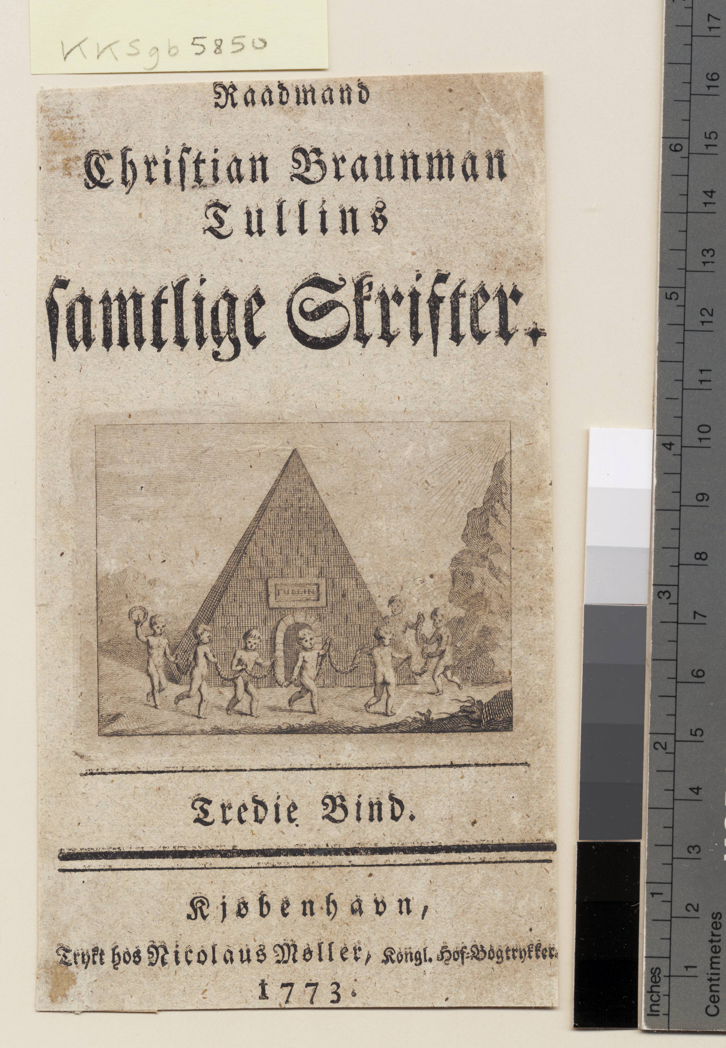 Syv børn danser foran pyramide