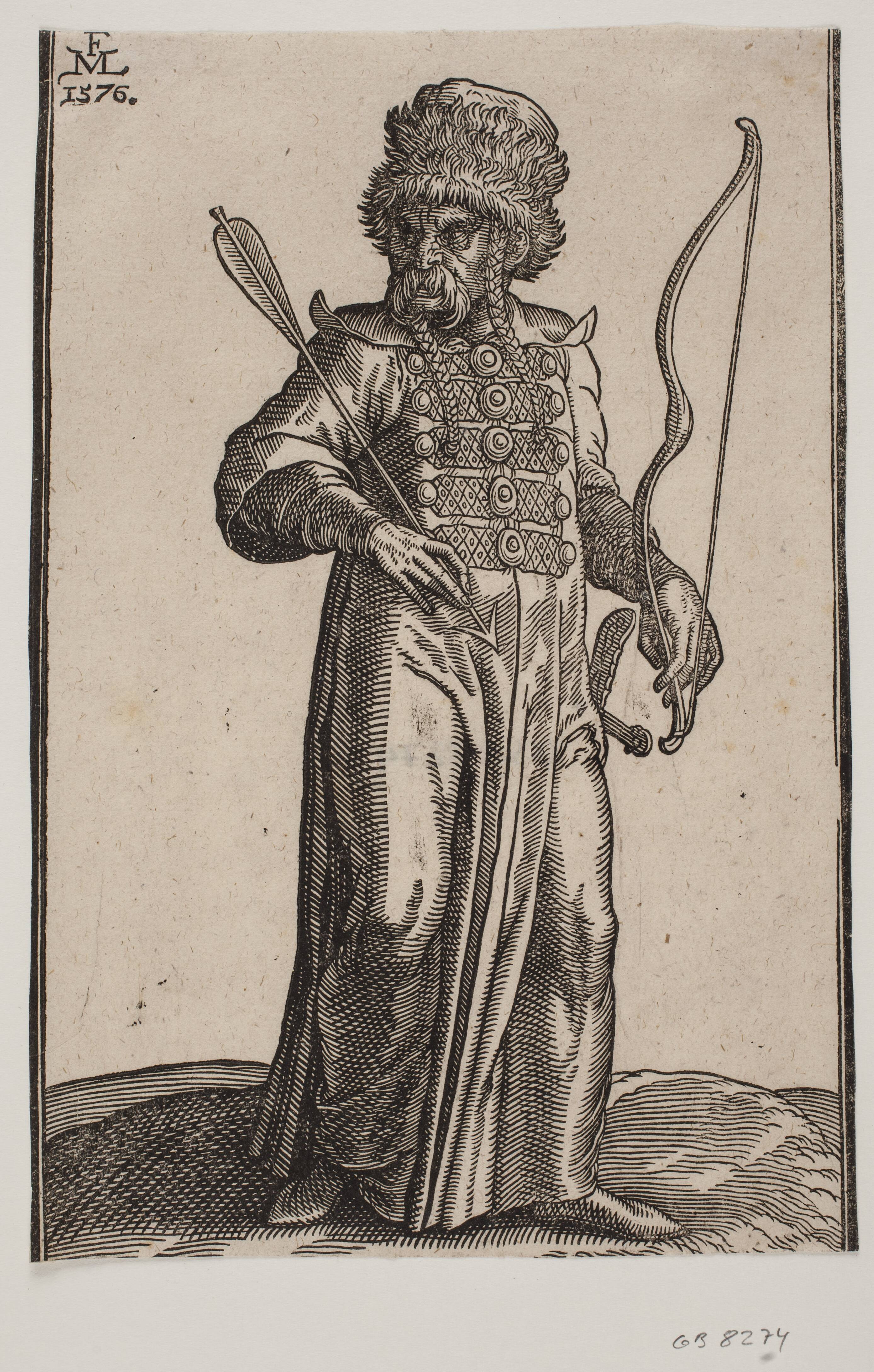 Stående soldat, frontalt set, hovedet vendt mod v.; han bærer pelsbræmmet hat, hans hår hænger ned i to fletninger; i h. hånd en pil, i v. hånd en bue og et sværd hænger ved hans v. side