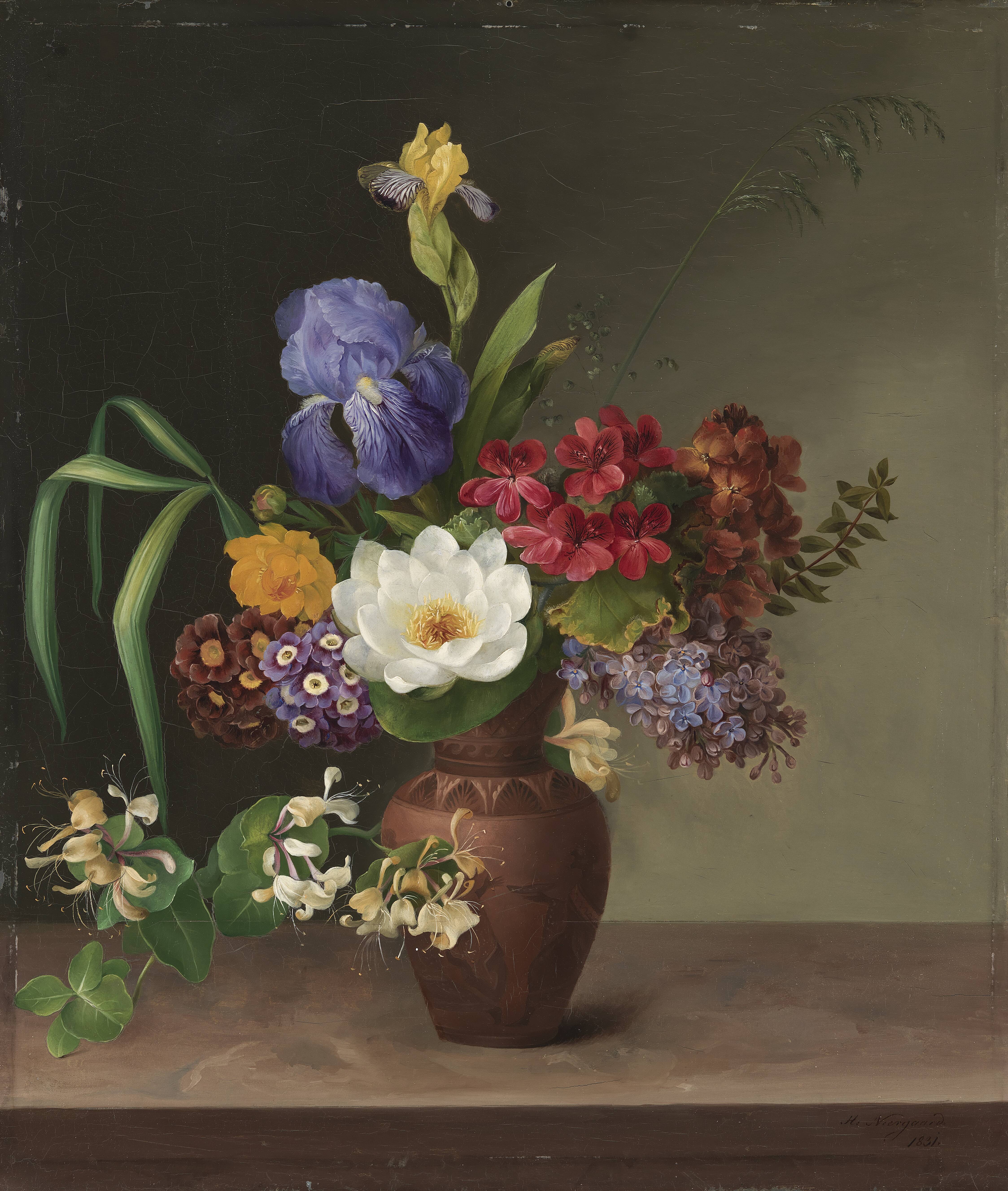 Vase i græsk stil med iris, syren og kaprifolium