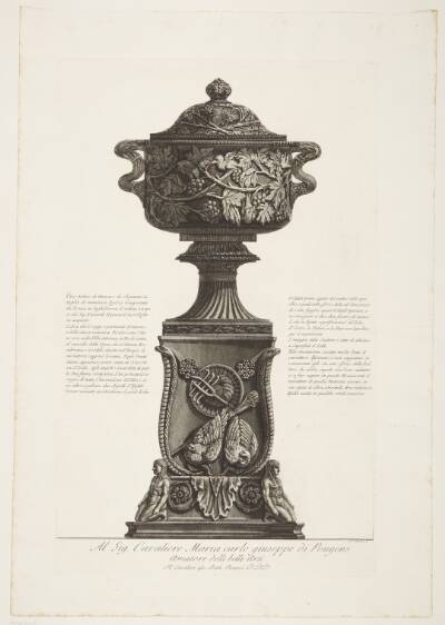 Marmorvase på et alter med egyptiske symboler