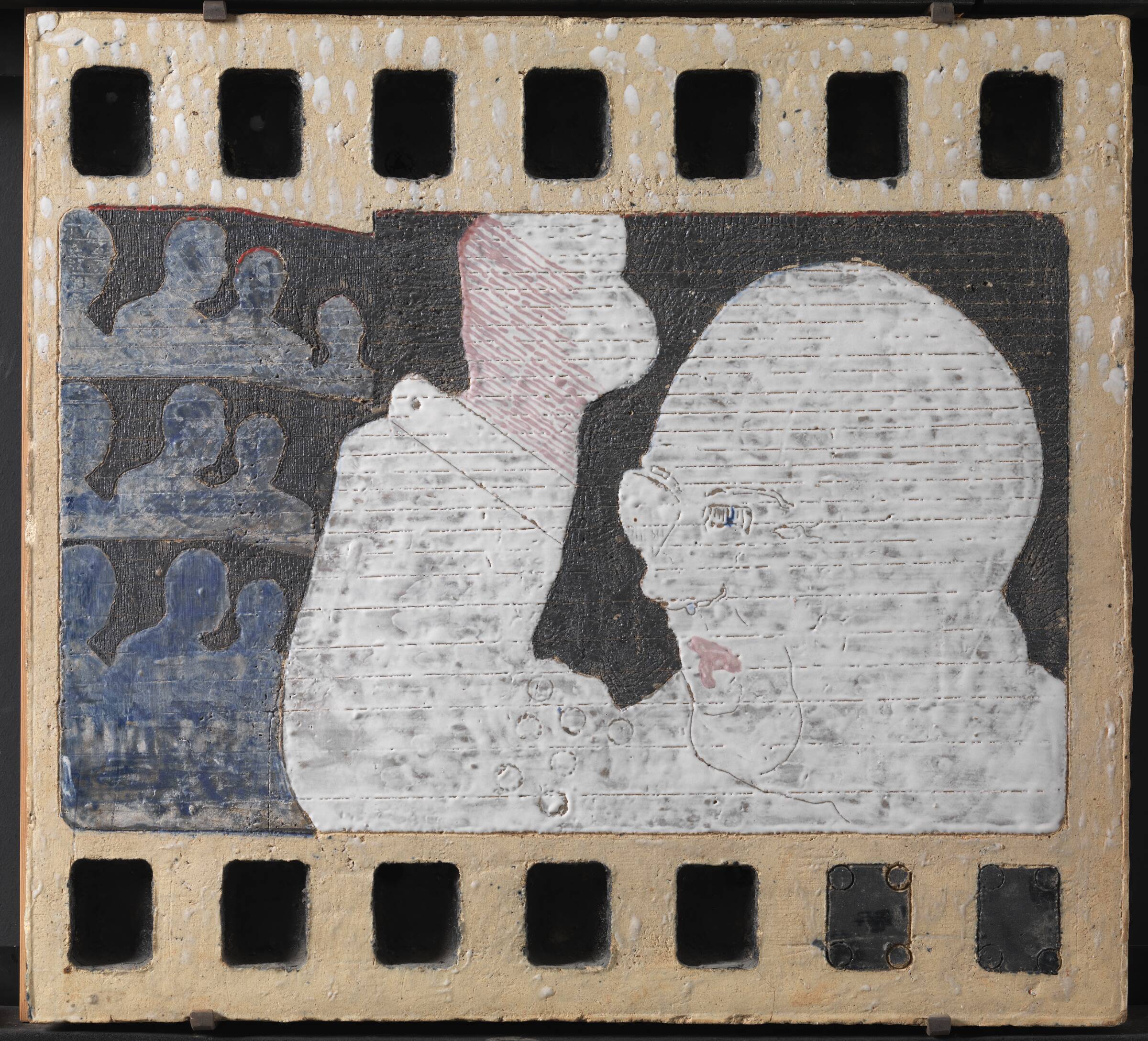 Keramisk relief med mand, der løfter sin knyttede hånd, Aske Dam, 1968