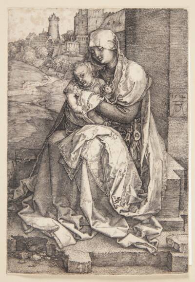 Madonna, siddende ved en mur