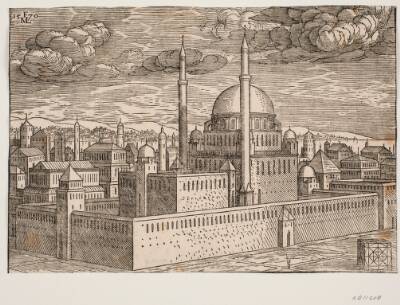 Uidentificeret moské med 2 minareter set fra sydvest; hinsides vandet ses Galata? I nederste h. hjørne en kubisk sten, hvorpå er indridset en kvadratisk geometrisk figur, som måske viser moskéens grundplan