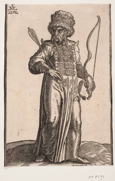 Stående soldat, frontalt set, hovedet vendt mod v.; han bærer pelsbræmmet hat, hans hår hænger ned i to fletninger; i h. hånd en pil, i v. hånd en bue og et sværd hænger ved hans v. side