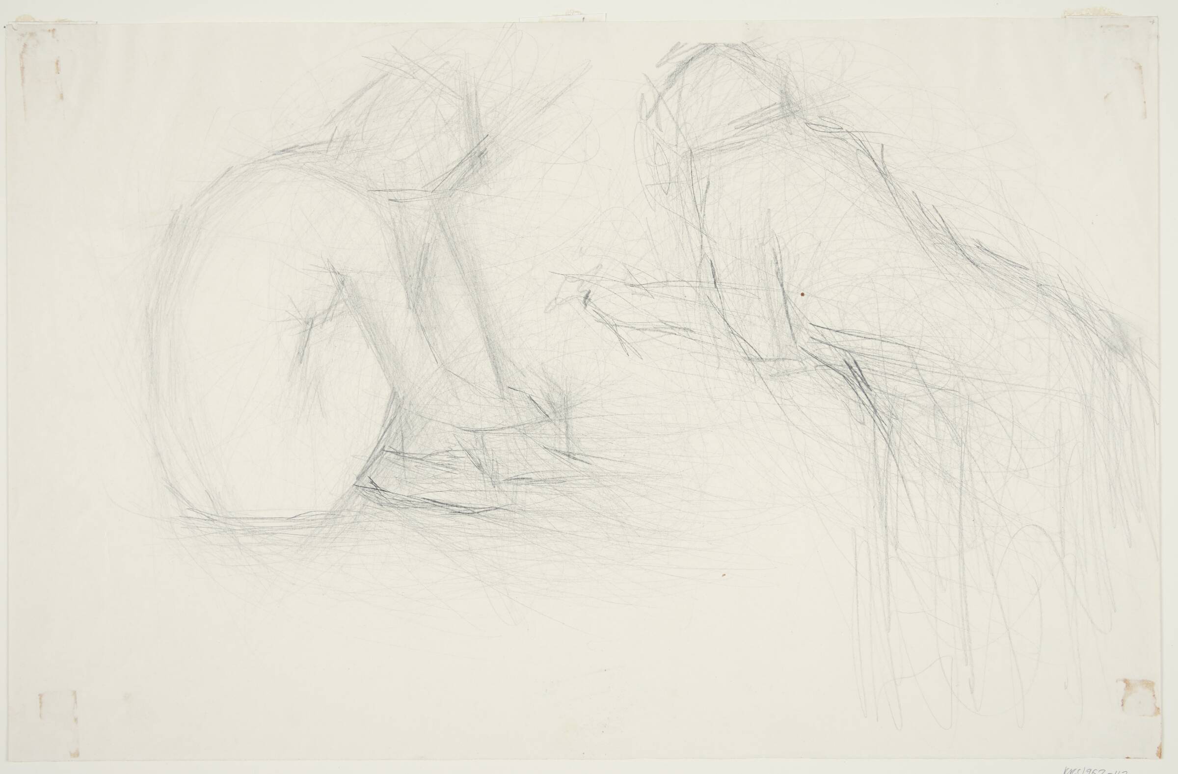 To studiefigurer. T.v. kvinde siddende sammenkrøbet, t.h. kvinde, der læner sig forover., Agnete Madsen, 1938-1997