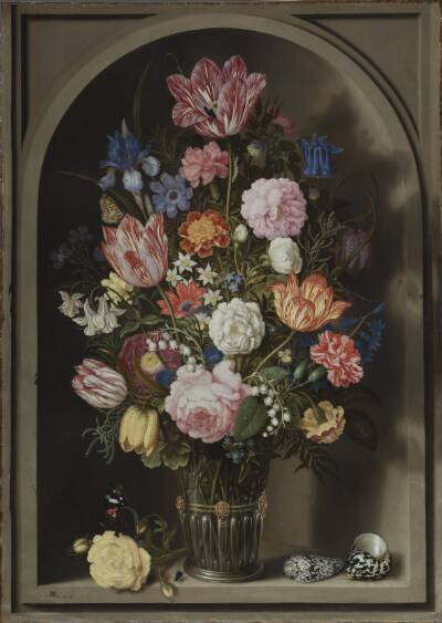 Blomsterbuket i en stenniche