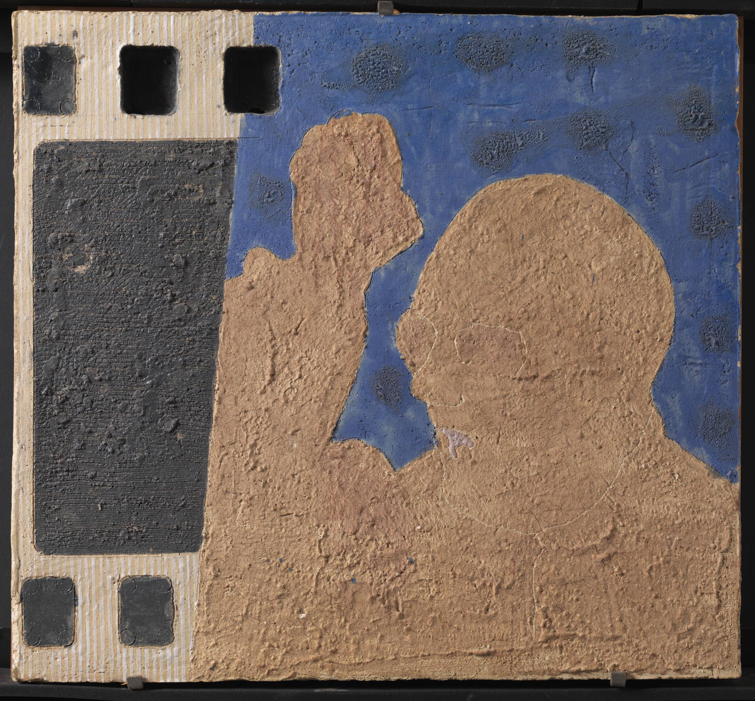 Keramisk relief med mand, der løfter sin knyttede hånd, Aske Dam, 1968