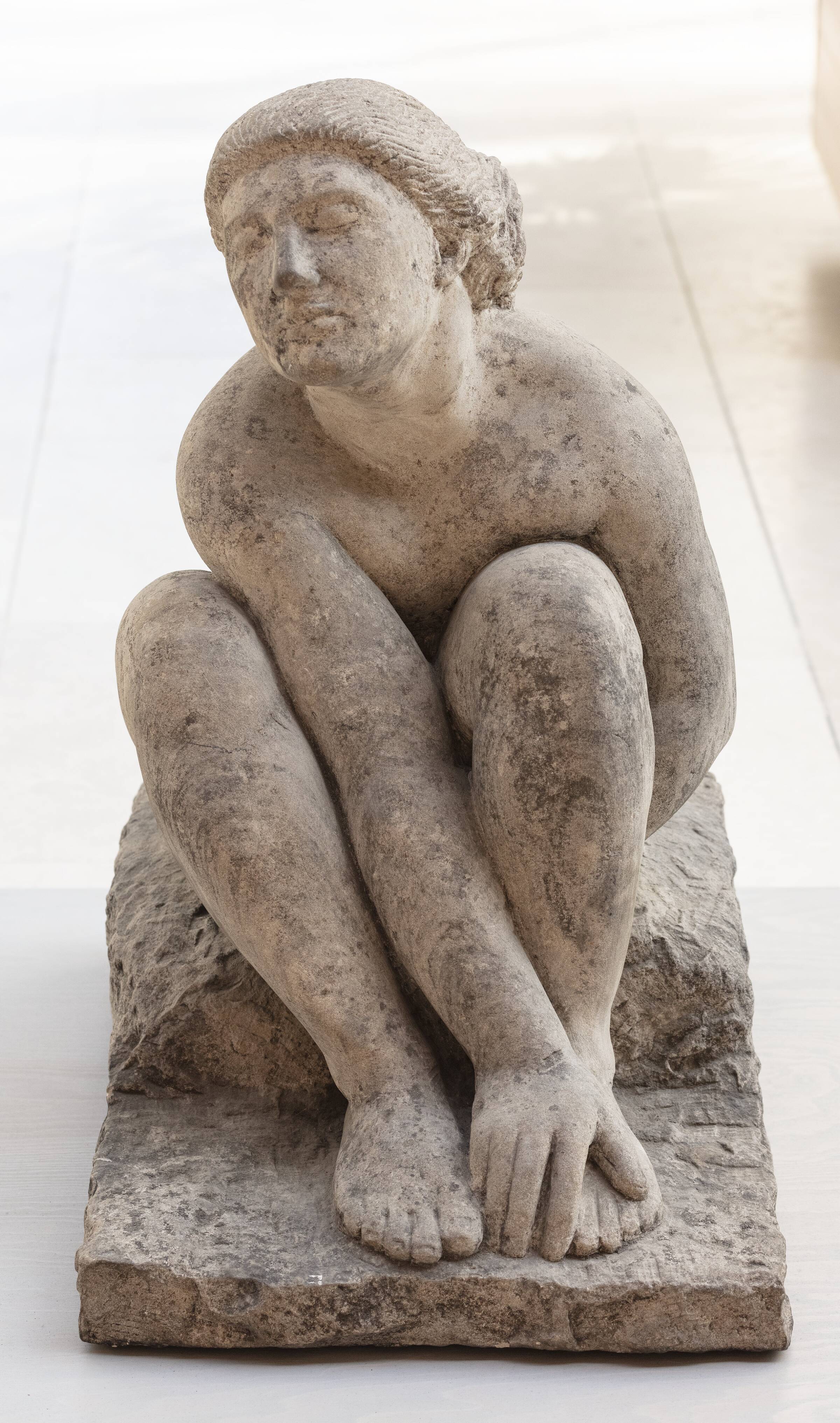 Pigebarn, der piller tæer. Siddende nøgen kvinde, Kai Nielsen, 1910-1911