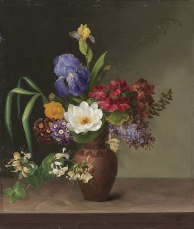 Vase i græsk stil med iris, syren og kaprifolium