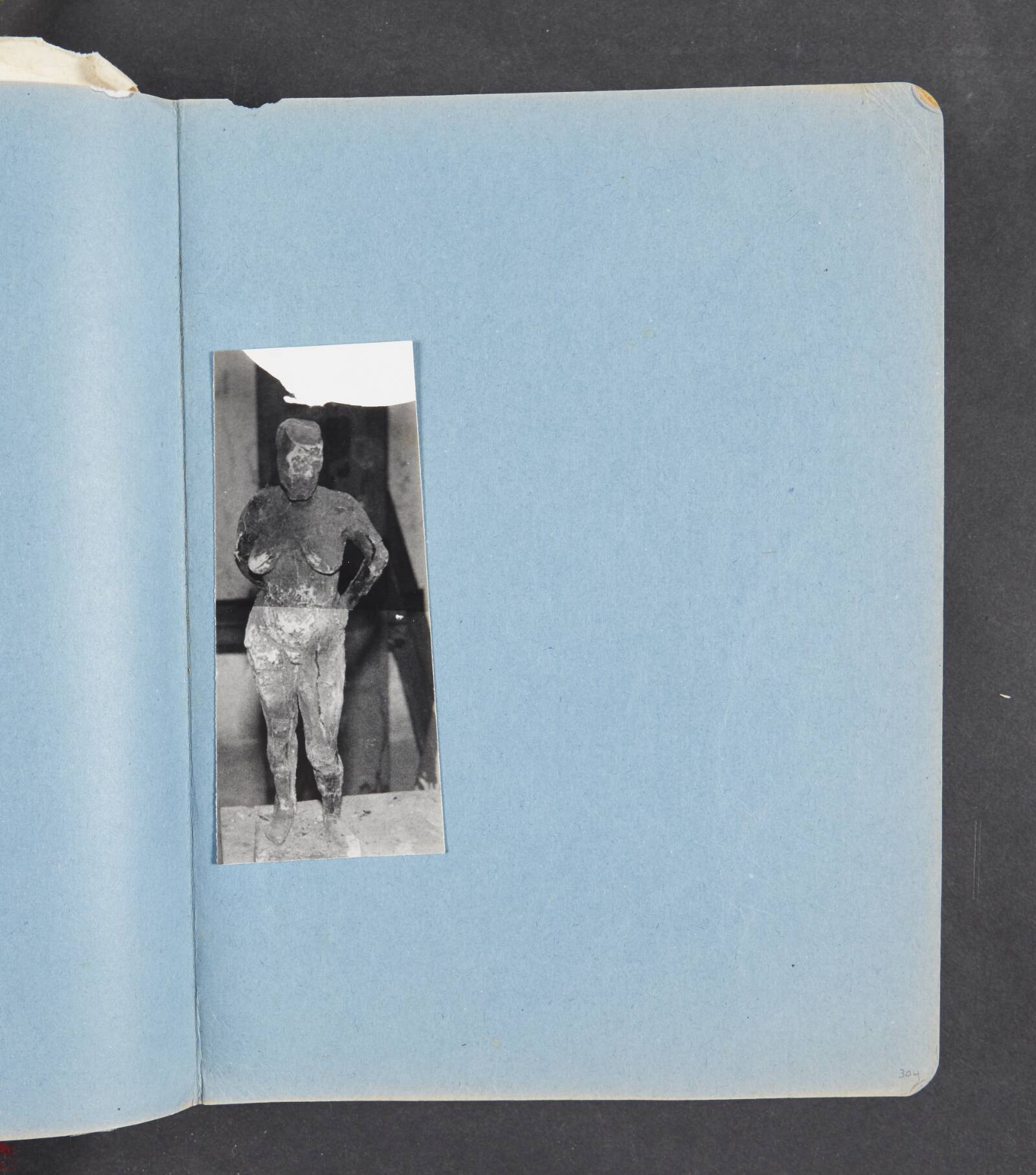 Foto af gipsfigur, Ragna Braase, 1977-1985