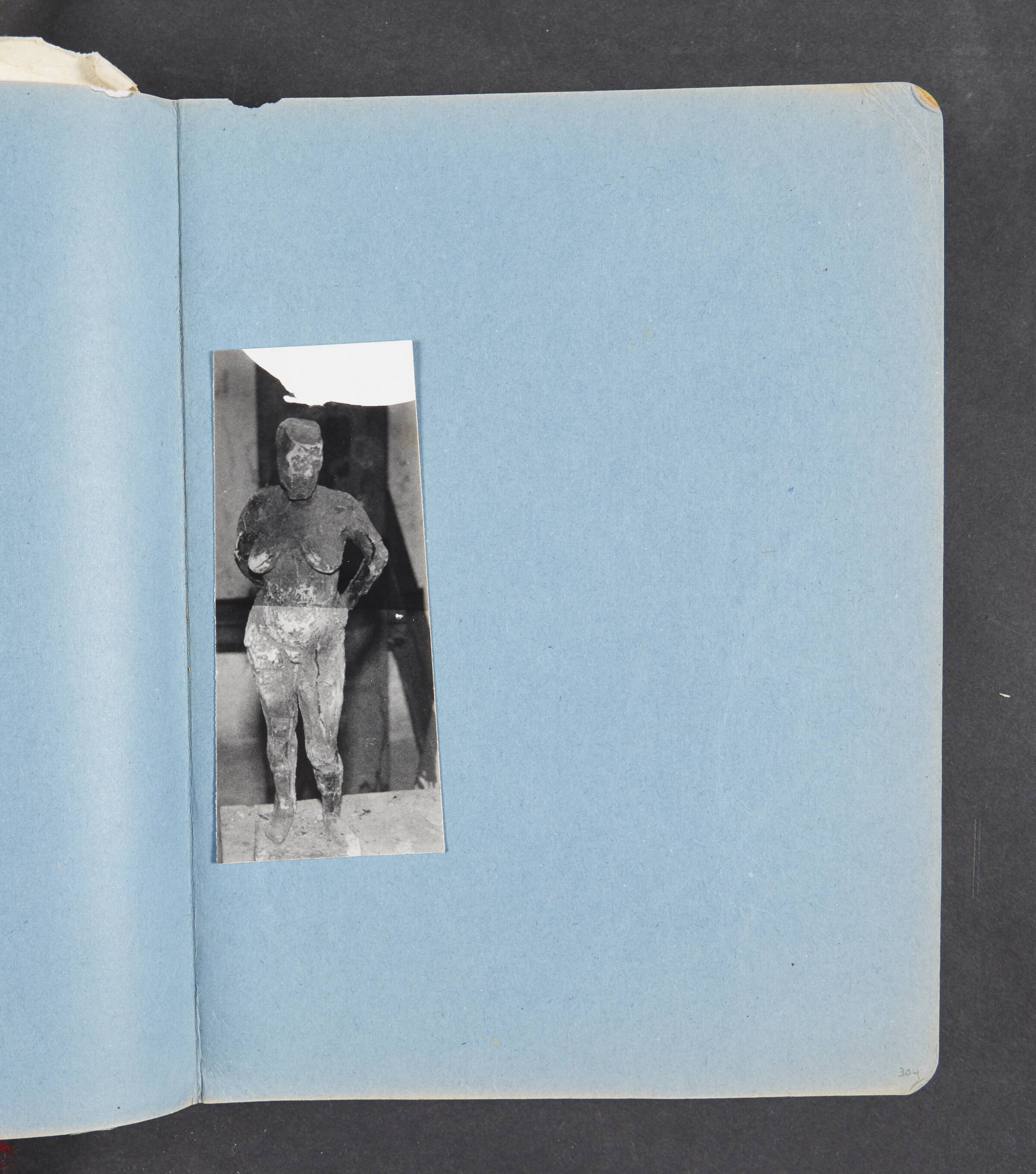 Foto af gipsfigur, Ragna Braase, 1977-1985
