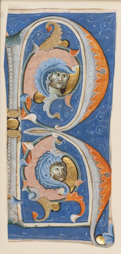 Ornamenteret initial R, hvori der er to mandshoveder i rankeværk
