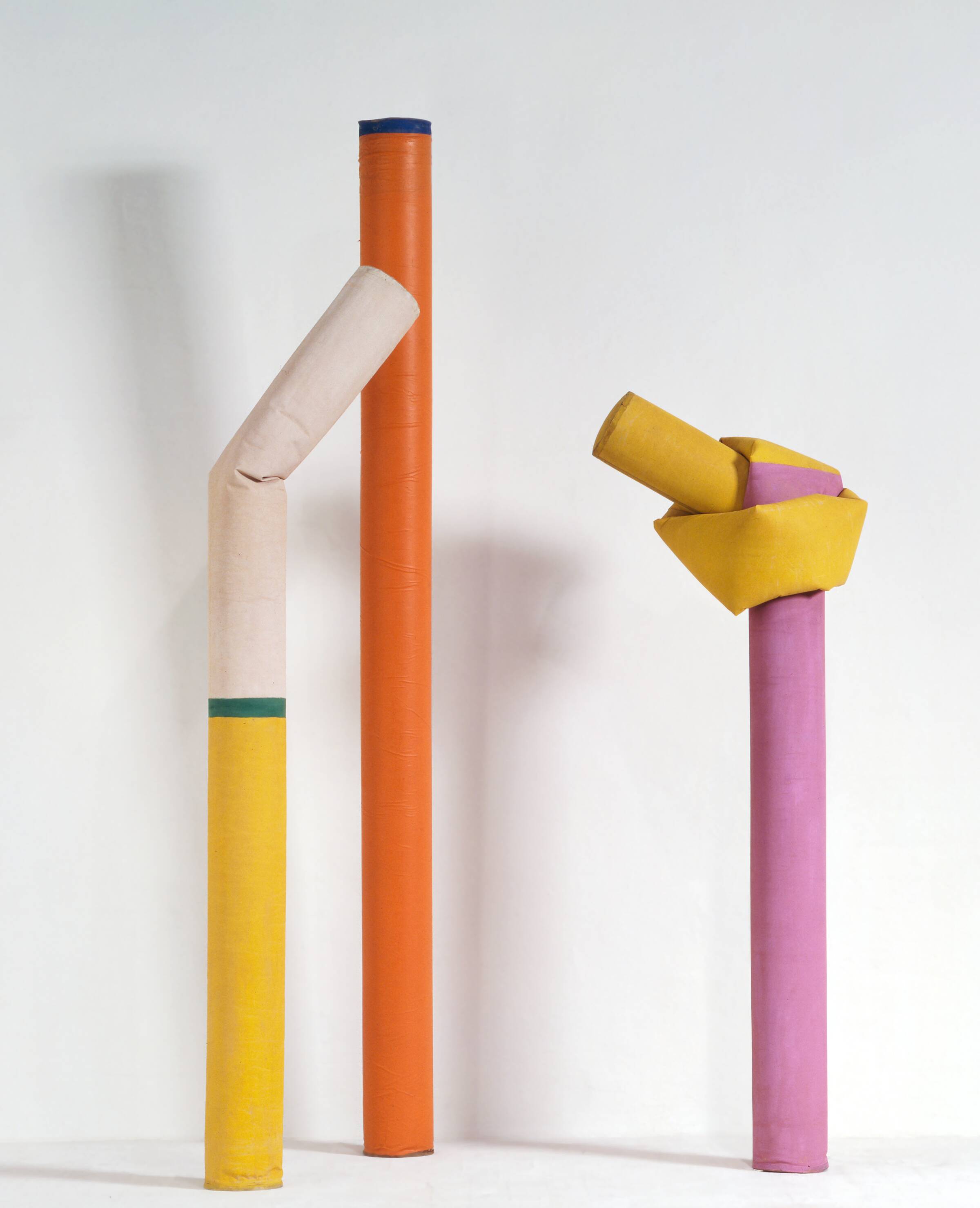 Tre store vinkelknækkede pneumatiske skulpturer. Fra serien "Bøjninger", Willy Ørskov, 1968-1971