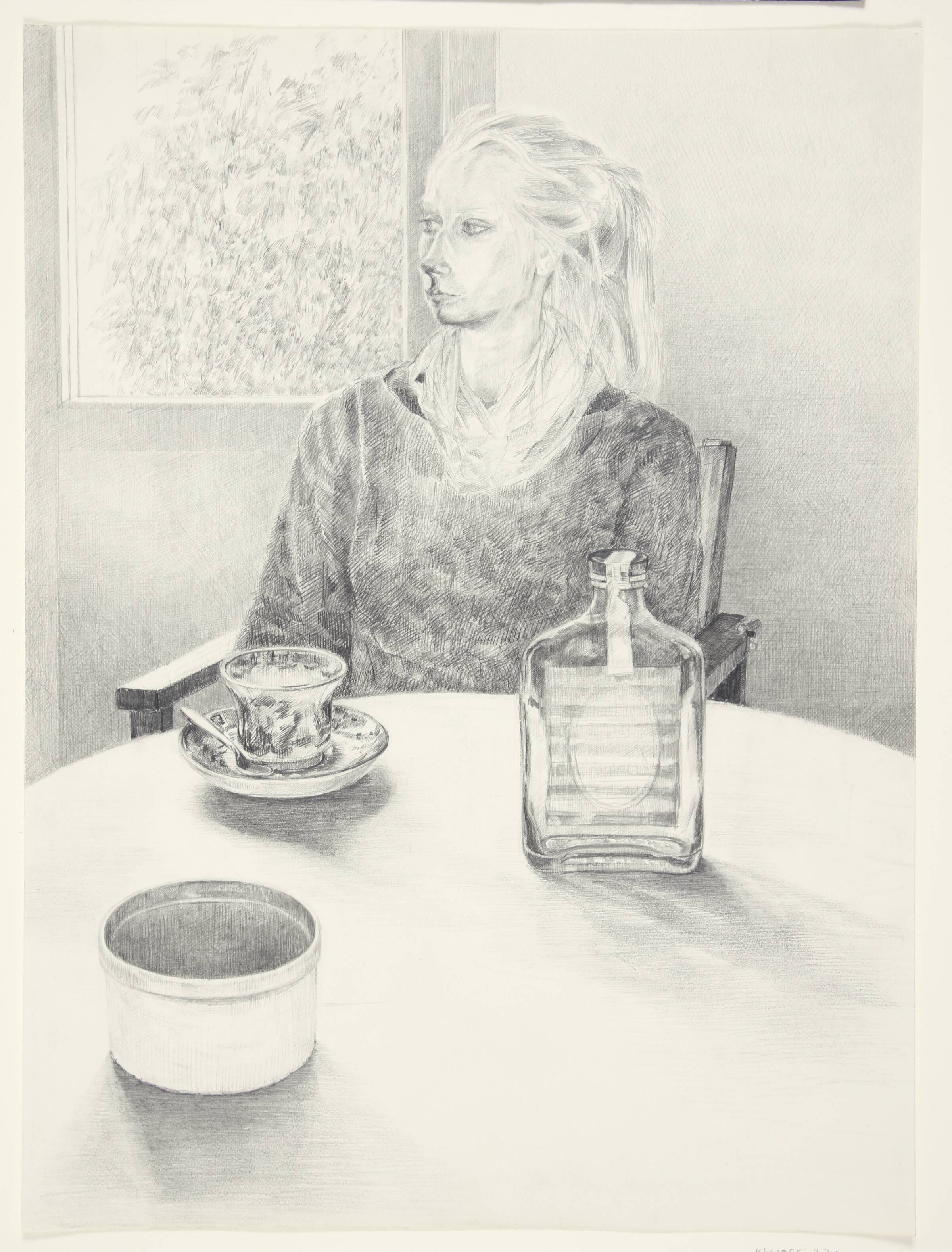 Portræt af ung kvinde, siddende ved et rundt bord med opstilling, Maria Thorsen, 1983